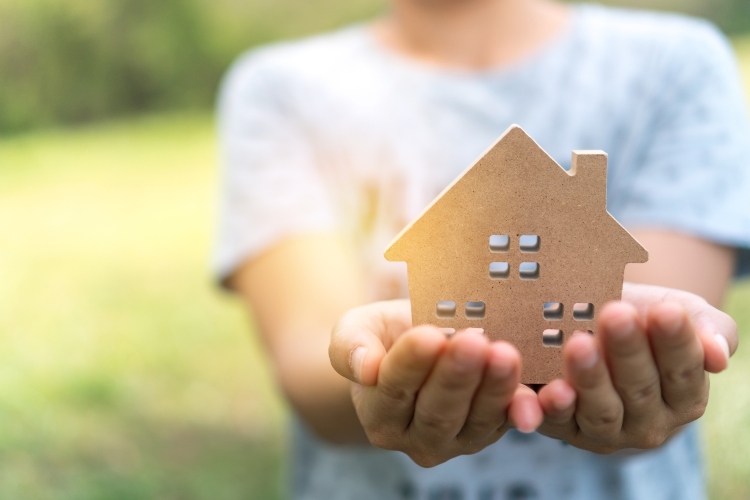 ../../assets/small-pics/medium-vecteezy_copyspace-model-of-a-little-house-in-the-hands-of-a-woman_2073472_medium.jpg