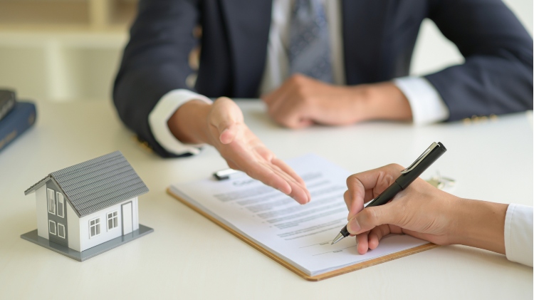 ../../assets/small-pics/medium-vecteezy_signing-a-home-purchase-contract-between-the-house-broker_3571752_medium.jpg